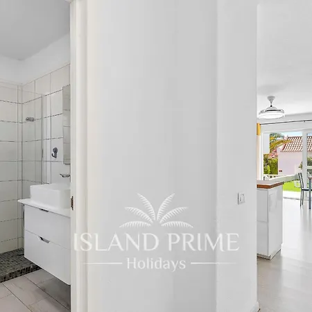 Seaviews Garden With Palms In Club Sc171