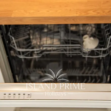 Seaviews Garden With Palms In Club Sc171