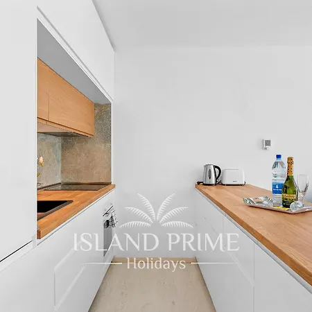 Seaviews Garden With Palms In Club Sc171