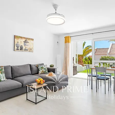 Seaviews Garden With Palms In Club Sc171