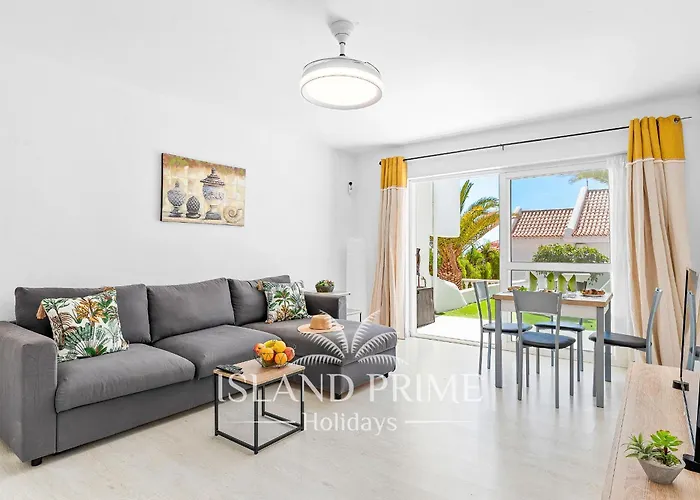 Seaviews Garden With Palms In Club Sc171